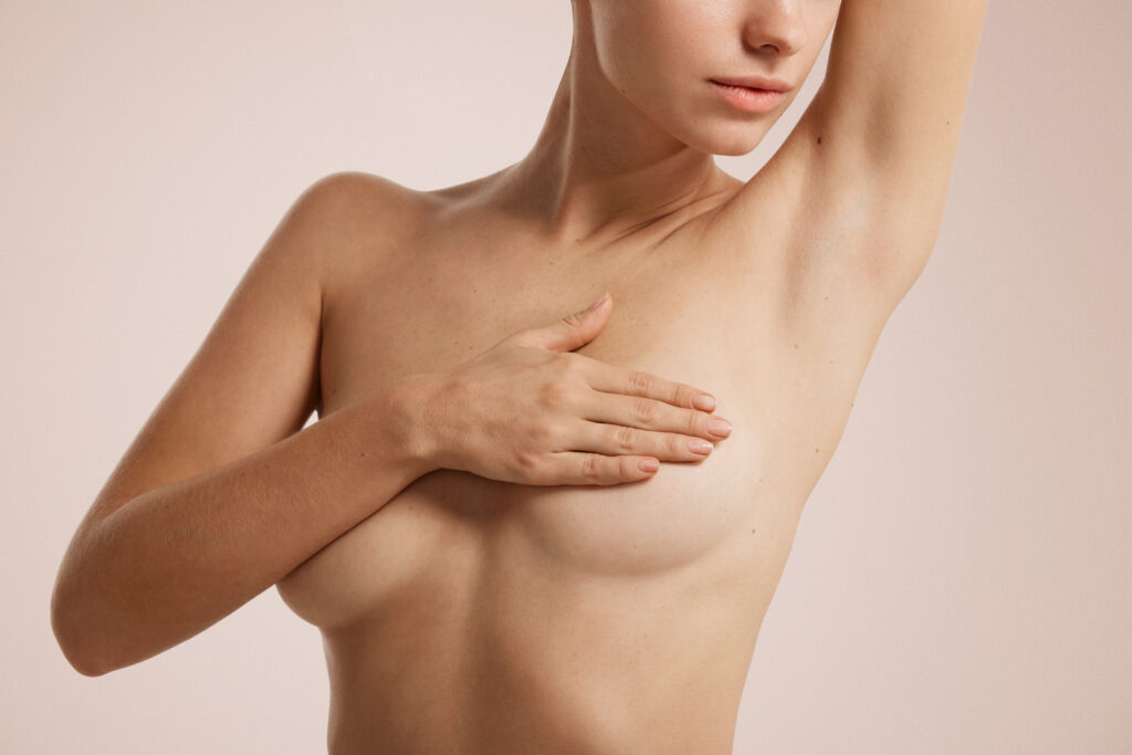 Ana Sayfa 6 naked woman covering herself